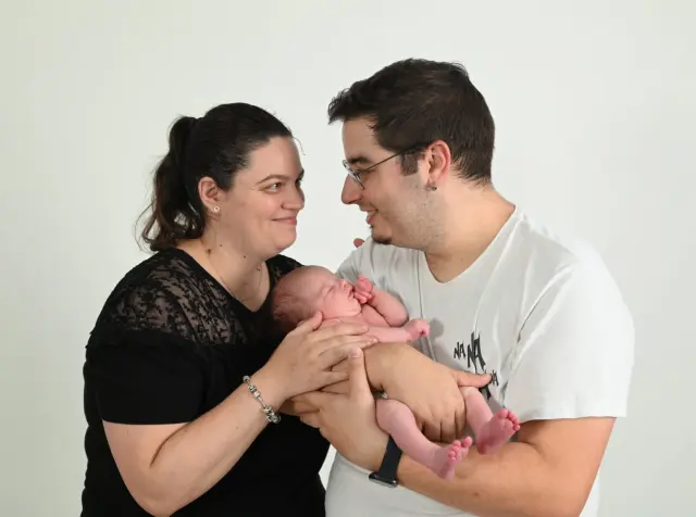 Ana y Alejandro, con su hijo Daniel.