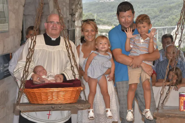 La familia Girón Cama de Graus ofrece al pequeño Maxi de mes y medio de edad a la Virgen de Torreciudad.