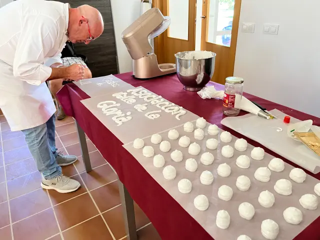 Demostración de la elaboración de los suspiros del Monasterio de Casbas de Huesca.