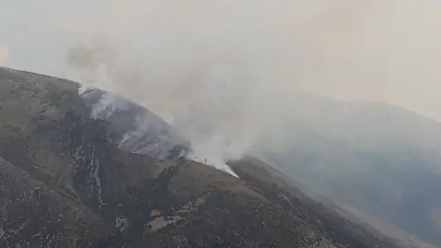 Imagen del incendio del macizo de Cotiella tomada desde uno de los helicópteros.
