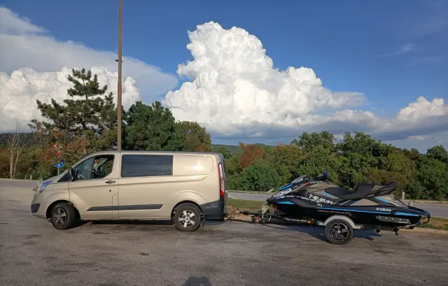 Aloguín, con su furgoneta y remolque cerca en la frontera de Eslovenia
