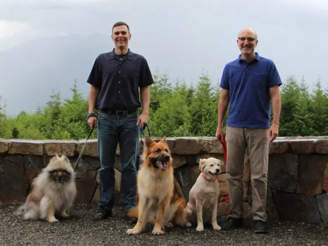 Los cofundadores de Dog Aging Project el biogerentólogo Matt Kaeberlein y el genetista Daniel Promislow con sus mascotas Chloe, Dobby y Frisbee.