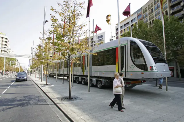 El primer modelo de tranvía Urbos 3 que se exhibió en Zaragoza, en 2007, era totalmente plateado.