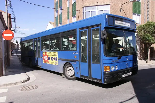 Un curioso autobús azul en las calles de Utebo, antes de que se integrara en el Consorcio.