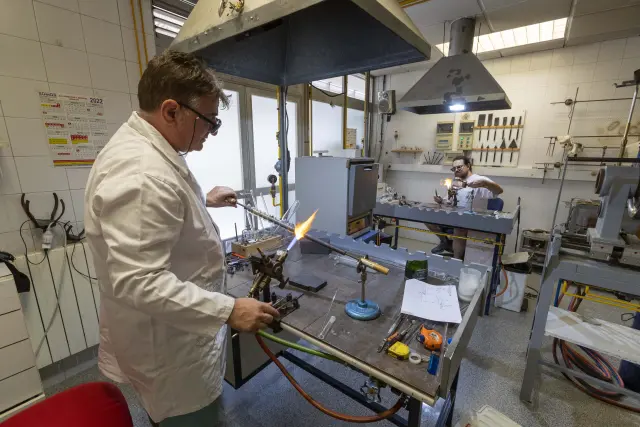 Sopletes y hornos hacen del Servicio de Soplado de Vidrio uno de los espacios más caldeados de la Facultad de Ciencias.