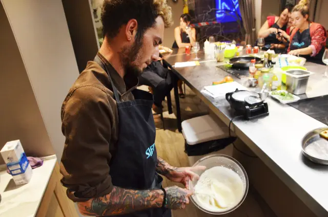 Víctor Goñi emulsionando la crema chantilly.