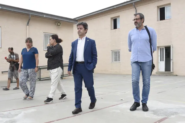 Visita del alcalde de Huesca, Luis Felipe, a las obras de mejora del colegio Juan XXIII de cara a la vuelta al cole.