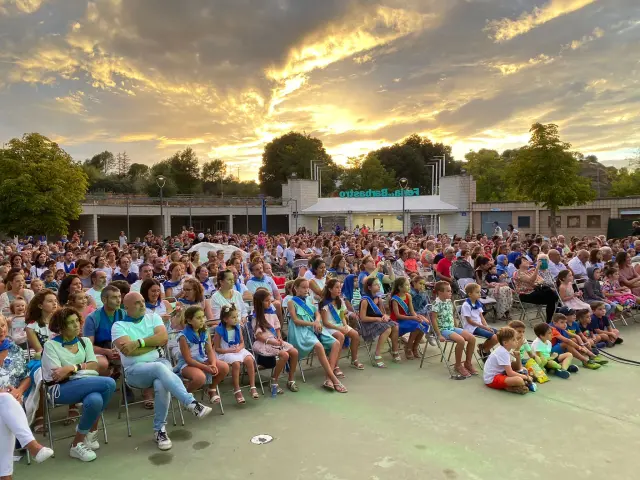 Más de 800 persona asistieron a uno de los pasos del musical de El Rey León de las fiestas de Barbastro.