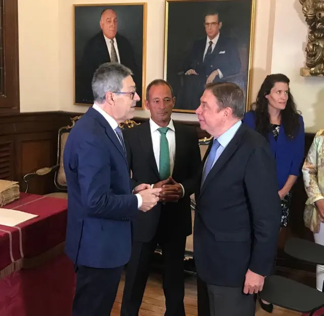 El ministro visitó este viernes la sede de Casa de Ganaderos en Zaragoza.