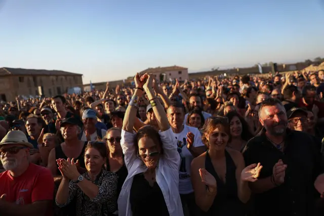 Dos mil personas han disfrutado del concierto de Manu Chao en La Cartuja de Las Fuentes.