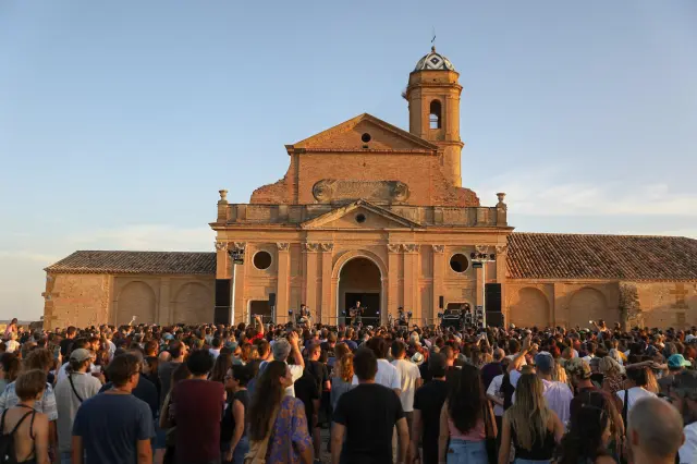 Dos mil personas han disfrutado del concierto de Manu Chao en La Cartuja de Las Fuentes.