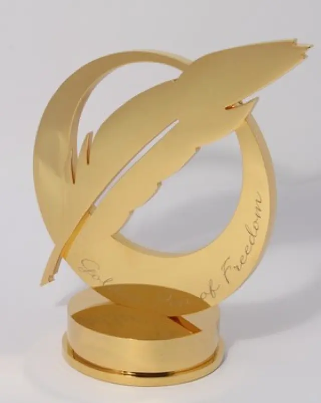 Trofeo que reciben los ganadores del Golden Pen of Freedom