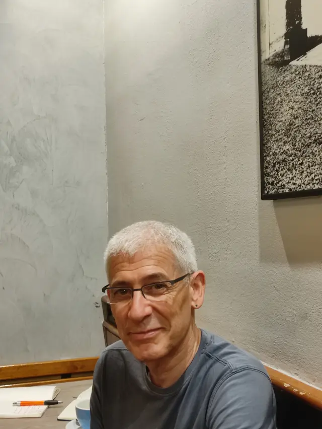 José Ovejero, el pasado viernes, en el café La Factoría, al lado de HERALDO.