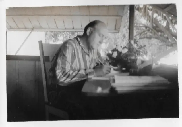 Josep Maria de Sagarra escribiendo su libro o sus poemas en Tahití.