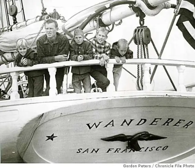 El actor, escritor y marinero Sterling Hayden a bordo del Wanderer.