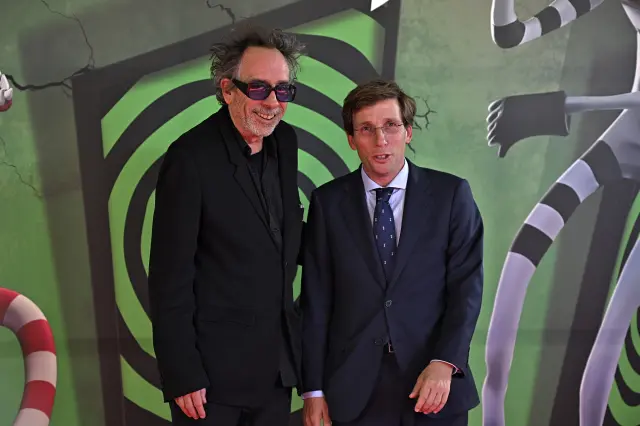 El cineasta estadounidense Tim Burton inauguró este miércoles en Madrid 'El laberinto' junto al alcalde de la ciudad José Luis Martínez Almeida