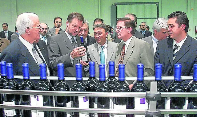 2002. El 26 de junio de 2002, el entonces presidente de la Comunidad, Marcelino Iglesias, participó en la inauguración de las nuevas instalaciones de Grandes Vinos y Viñedos.