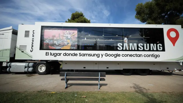 El camión de Samsung y Google está aparcado estos días en el campus de la Universidad de Zaragoza repleto de tecnología y diversión