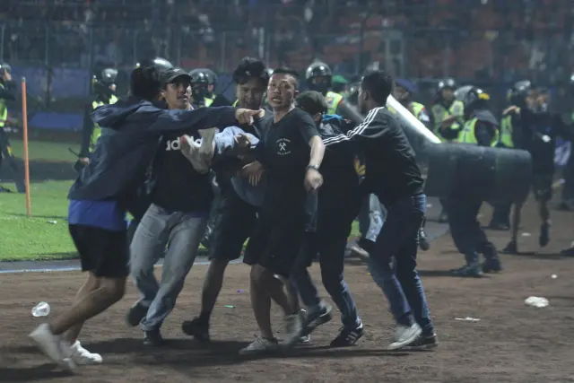 Supporters enter the field during the riot after the football match between Arema vs Persebaya at Kanjuruhan Stadium, Malang, East Java province, Indonesia, October 2, 2022. REUTERS/Stringer NO RESALES. NO ARCHIVES SOCCER-INDONESIA/RIOT