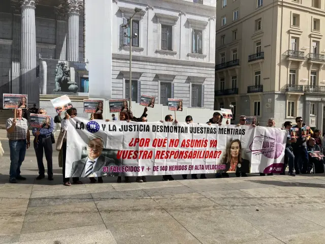 Manifestación de las víctimas del Alvia este lunes ante el Congreso.