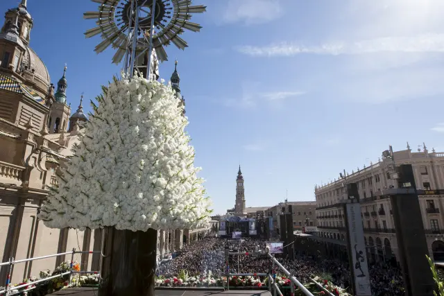 En 2013 se estrenó una plataforma para fotografiarse junto a la Virgen en lo alto de la plaza.