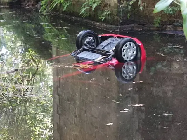 El vehículo se precipitó al río, desde una altura de unos diez metros