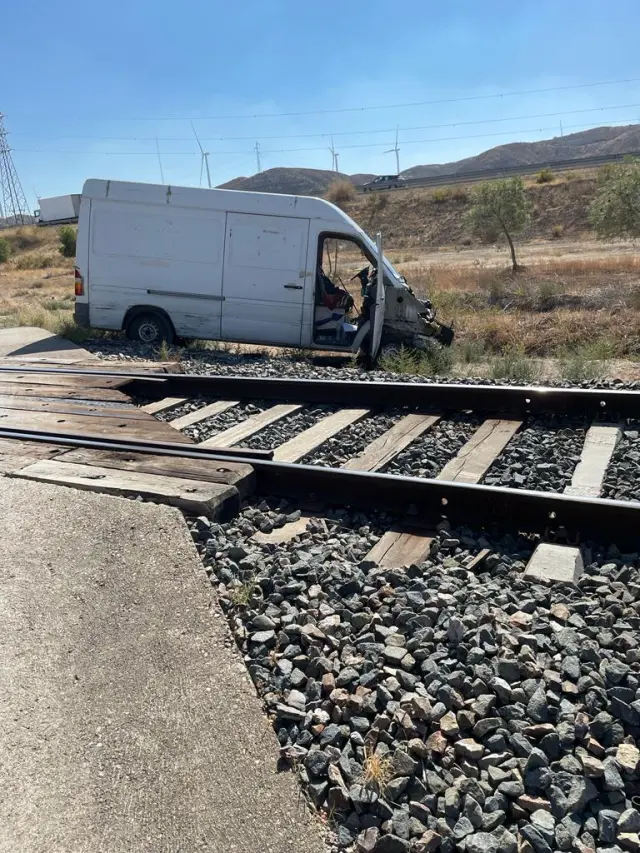 La furgoneta se quedó "prácticamente sin motor" al ser golpeada por un tren en El Burgo de Ebro.