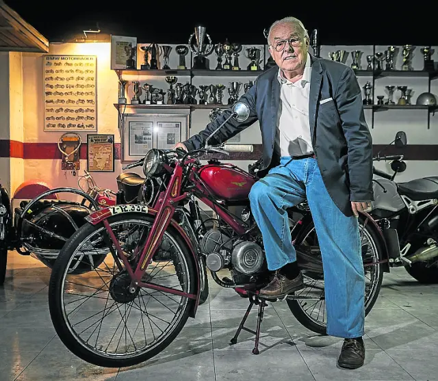 Valero Echegoyen se sienta sobre una histórica Moto Guzzi.
