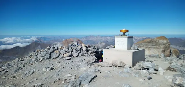 Punto geodésico de Monte Perdido, donde alguien pintó el nombre del pico y la altitud.