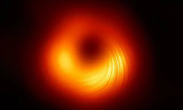Imagen del agujero negro supermasivo en M87 en luz polarizada.
