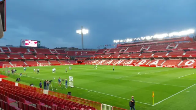 Estadio de Los Cármenes, donde el Real Zaragoza juega esta noche de viernes ante el Granada, hora y media antes del partido.