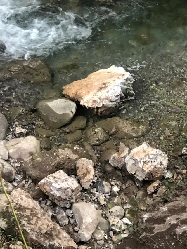 Las piedras que se desprendieron de la pared acabaron en el río.