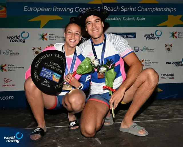 Esther Briz y Ander Martín, con sus premios en San Sebastián