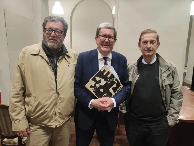 Bonet tiene muchos amigos en Aragón: aquí posa con el pintor Pepe Cerdá, con el poemario 'Epilírica' y con el bibliófilo Pepe Melero.