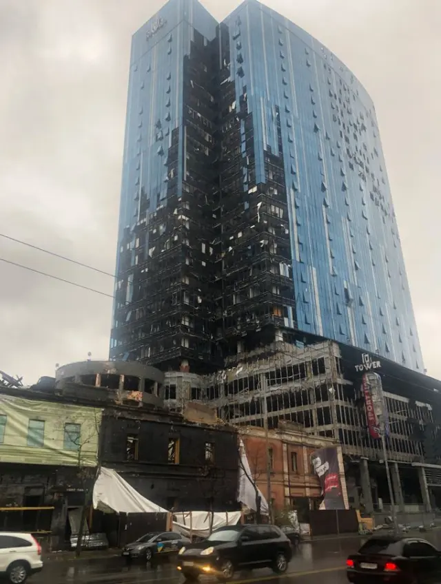 Edificio de Kiev alcanzado por uno de los ataques más recientes