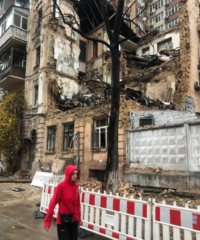 Edificio de Kiev destruido por un proyectil que mató a cinco personas