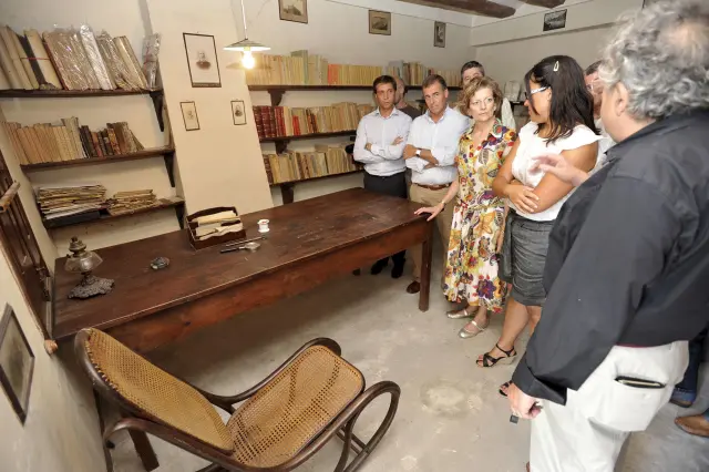 Foto de archivo del despacho de Joaquín Costa con su biblioteca, sus legajos y su famosa mecedora.