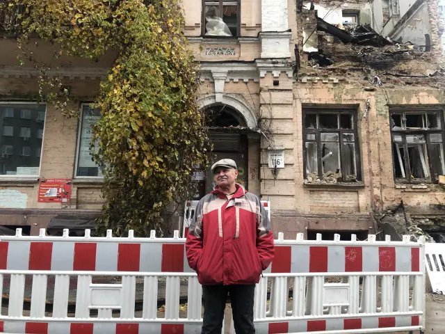 Yuri, ante su estudio de fotografía en un edificio destruido por otro misil, en Kiev