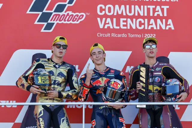 El español Pedro Acosta (c) (Kalex) se adjudicó la victoria en el Gran Premio de la Comunidad Valenciana de Moto2, por delante de su compañero de equipo Augusto Fernández (i) (Kalex), que se proclamó campeón del mundo de la categoría, con el italiano Tony Arbolino (d) (Kalex) tercero.
