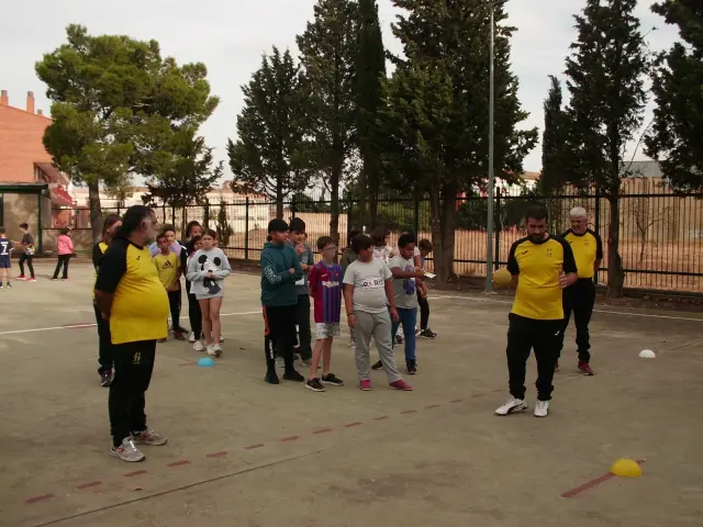 Los alumnos del colegio Ramón y Cajal de Pina de Ebro han inaugurado la temporada de ‘Enroscados 6’ en el CRIE Venta del Olivar.