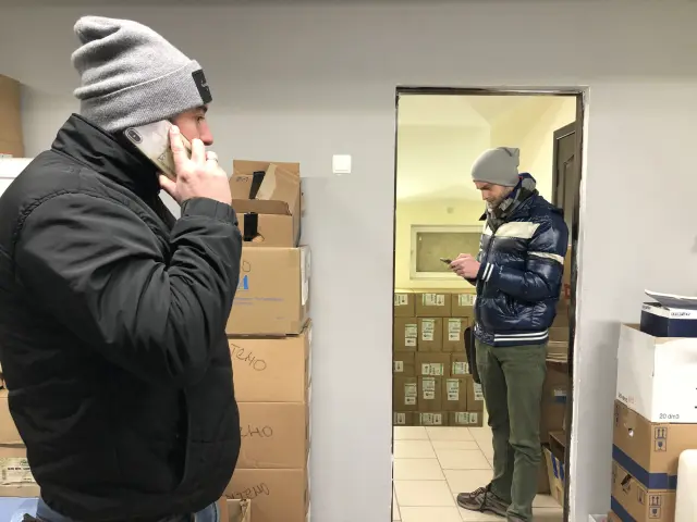 Rostislav Filippenko se comunica por teléfono junto a otro de sus trabajadores