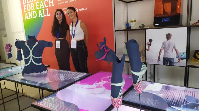 Celine Cialfi y Marica Argiento, del Instituto Europeo de Diseño, con sus productos 3D a la medida de cada necesidad.