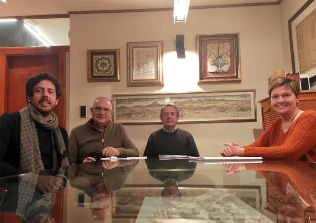 Reunión entre el director del Teatro de Robres, Luis Manuel Casáus, segundo por la izquierda, y la alcaldesa del municipio, Olga Brosed, con los arquitectos responsables de la propuesta del corral de comedias presentada al Ayuntamiento de Robres.