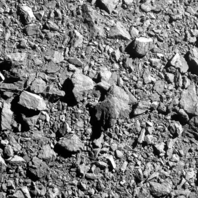 Última imagen completa de la superficie de Dimorphos tomada por la misión DART dos segundos antes del impacto.