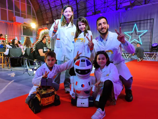 Luis Martín con cuatro de sus alumnos de 'Academia de Inventores' en 'Got Talent'.