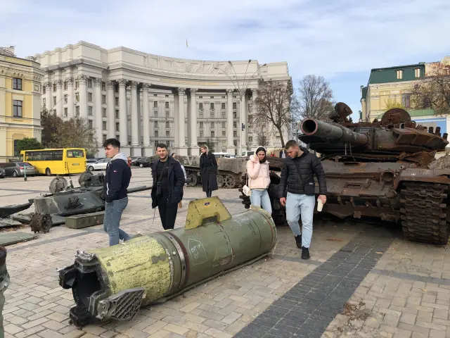 Exhibición de blindados y carros de combate rusos destruidos por las tropas ucranianas