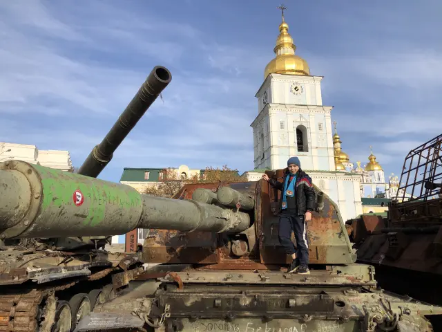 Exhibición de blindados y carros de combate rusos destruidos por las tropas ucranianas