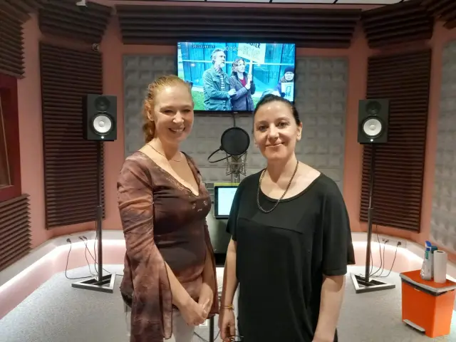 Lilian Violadé y Montse Galve ante el micrófono de doblaje en Estudios Roma.