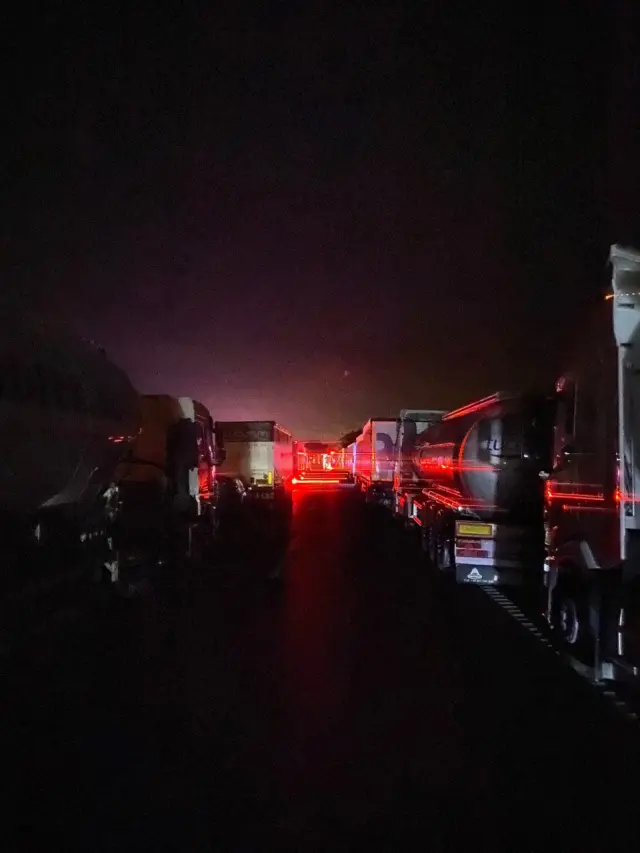 Numerosos camiones parado en la AP-2 a primera hora de la madrugada