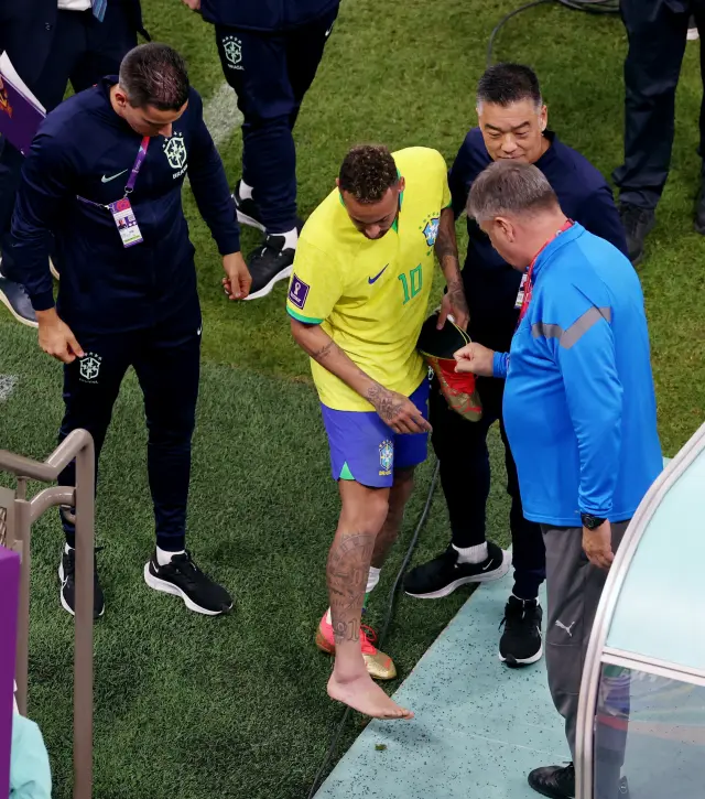 Neymar se lesionó el tobillo en el partido contra Serbia.